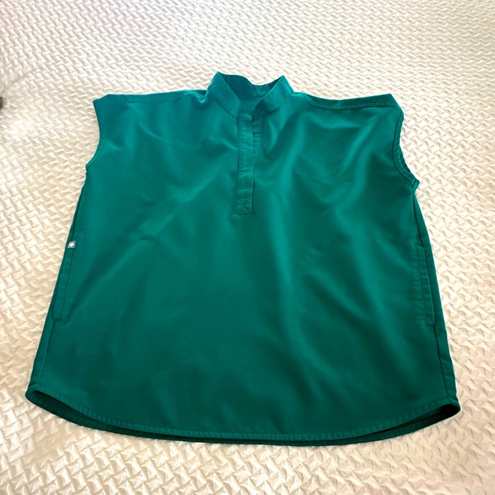 Figs scrub top